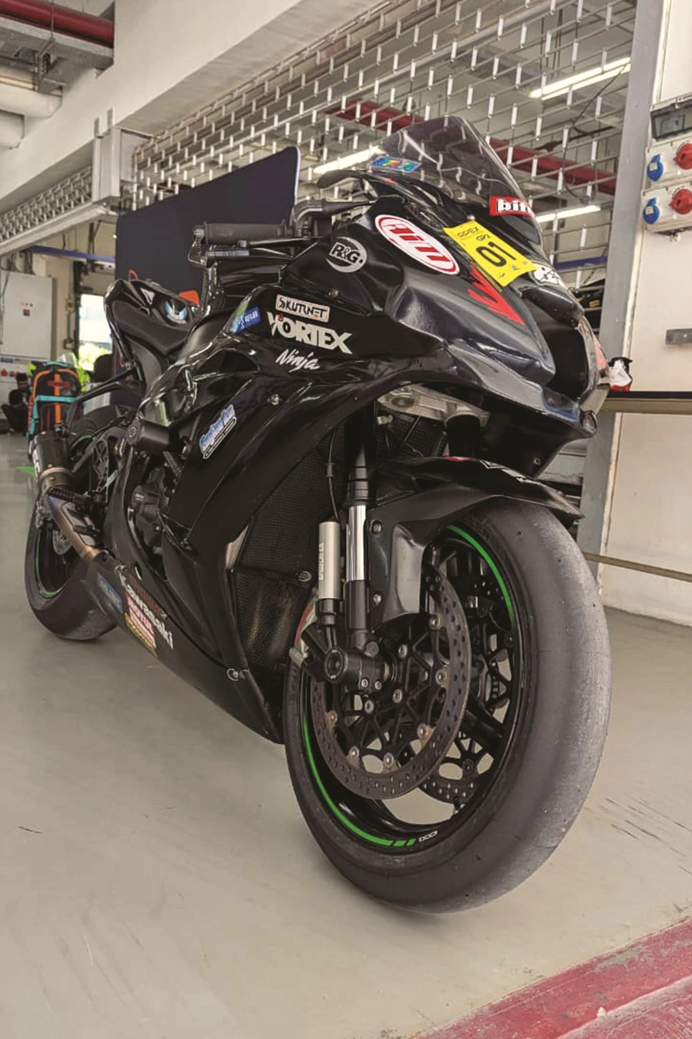 Kawasaki Ninja ZX-10R fully ready for the track session with slick tyres fitment 2