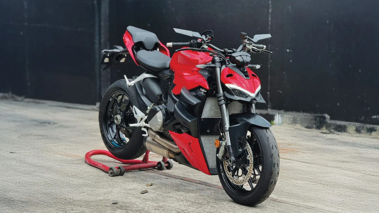 Ducati Streetfighter V2
