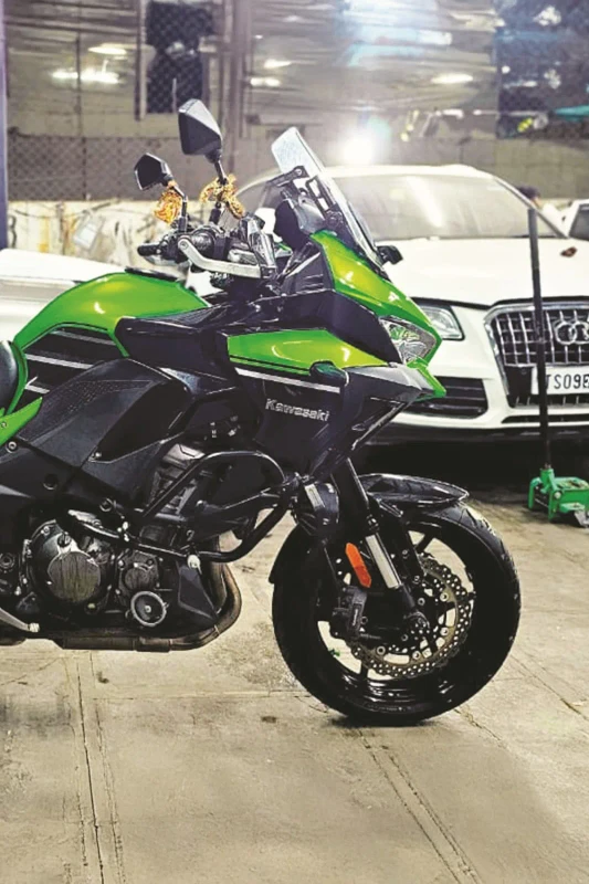 Kawasaki Versys 1000 fitted with motorcycle tyres fitment 1