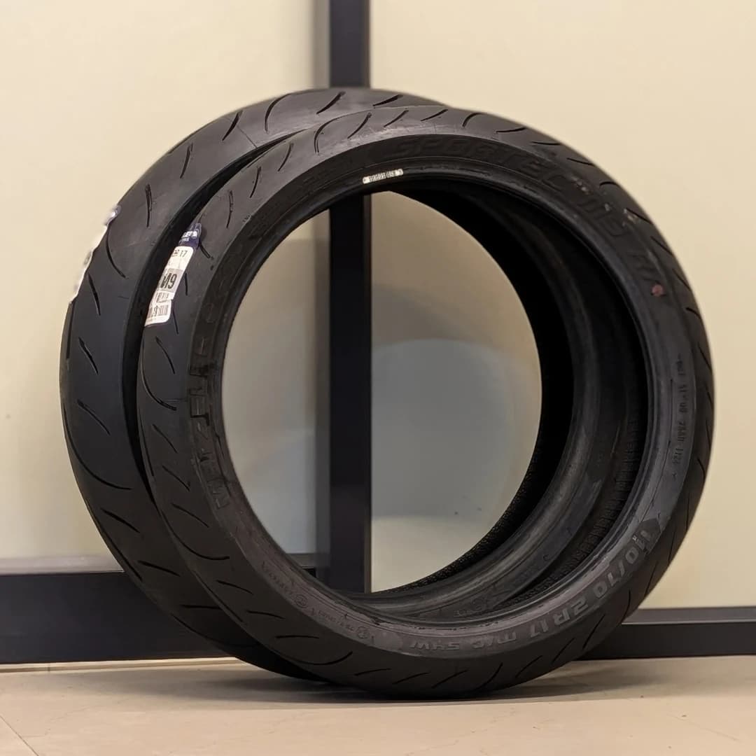 Side profile of Metzeler Sportec M9 RR 110/70 ZR17 front and 150/60 ZR17 rear tyres