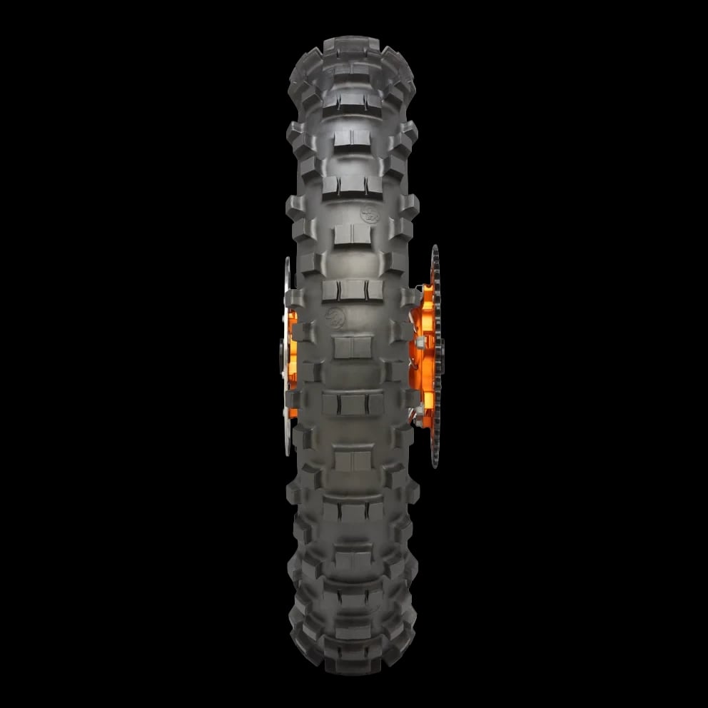 Metzeler MCE 6 Days Extreme rear enduro tyre with deep block tread
