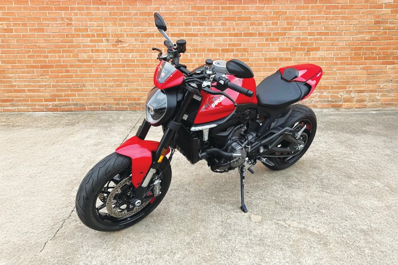 Ducati Monster tyre and wheel detail fitment 3