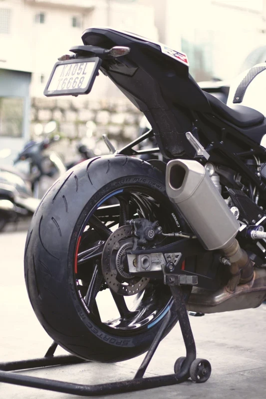 Michelin Road 6 on Kawasaki Z900 fitment rear view fitment 2