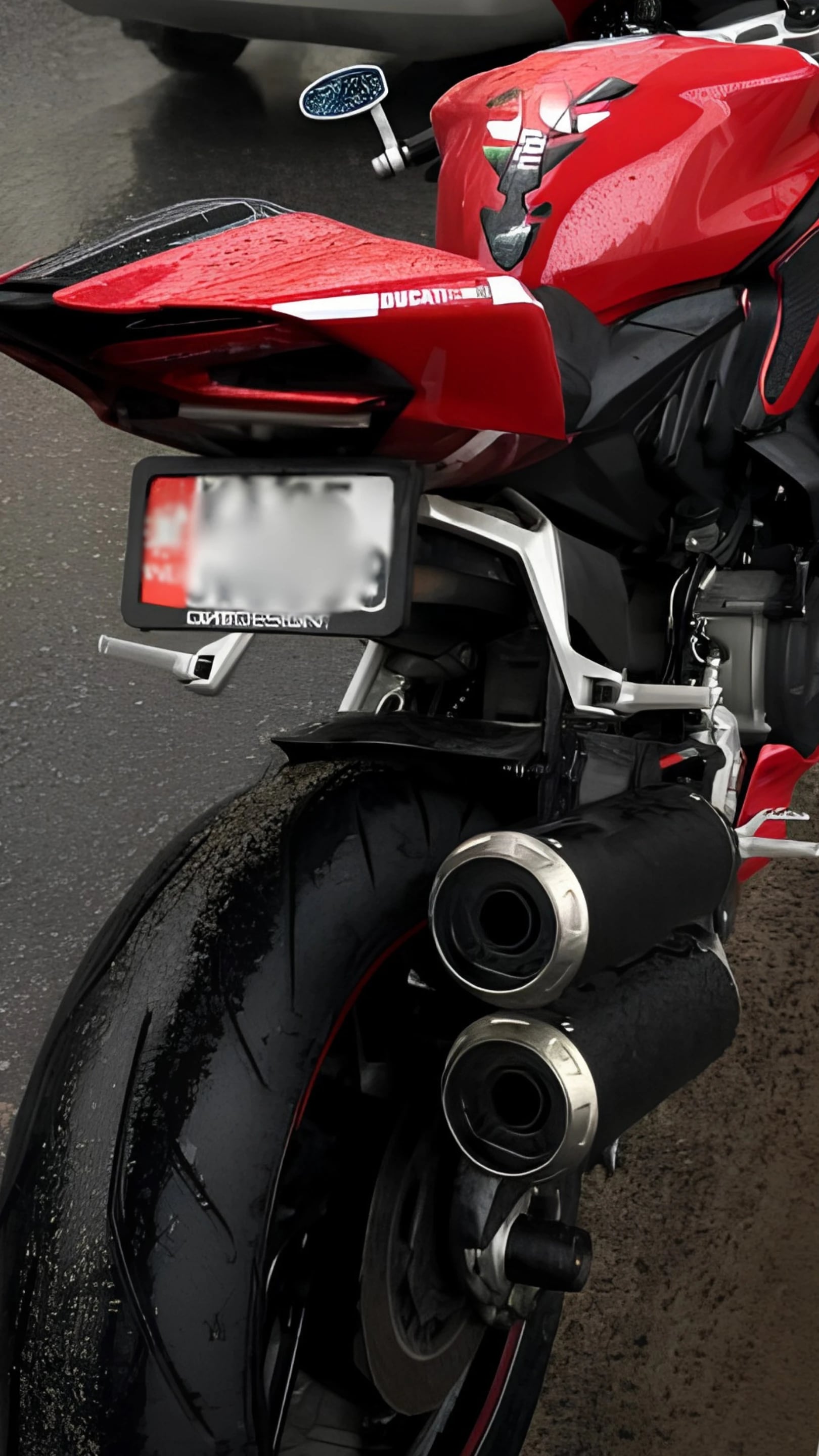 vredestein-centauro-ns-real-fitment1 Red sport motorcycle fitted with Vredestein Centauro NS rear tyre