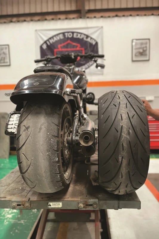 metzeler-cruisetec-fitment-image3 Rear view of Harley-Davidson motorcycle fitted with Metzeler Cruisetec tyres