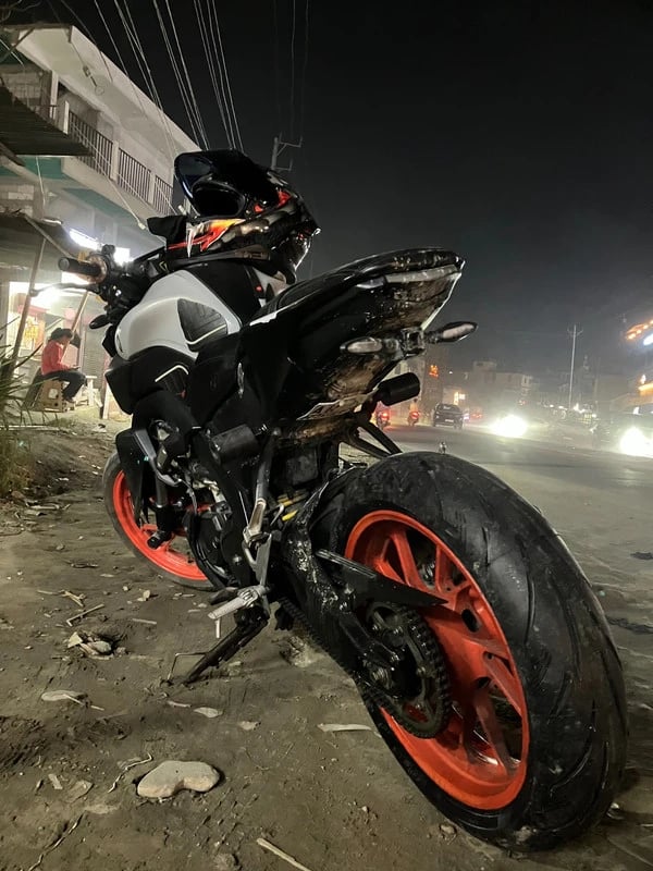 Apollo Alpha H1 rear tyre on Yamaha MT15 showcasing high-performance street fitment
