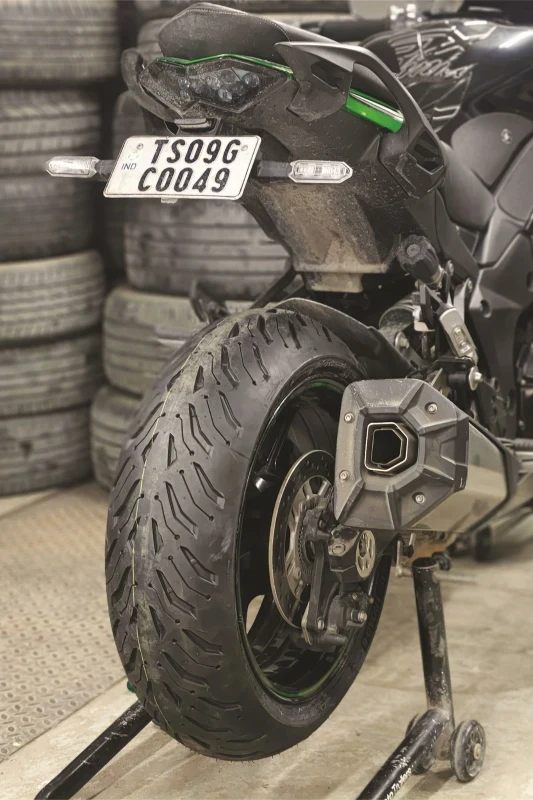Rear tyre close up view of V fitment 4