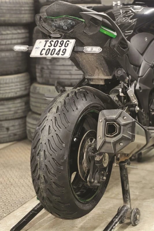 Rear tyre close up view of V fitment 4