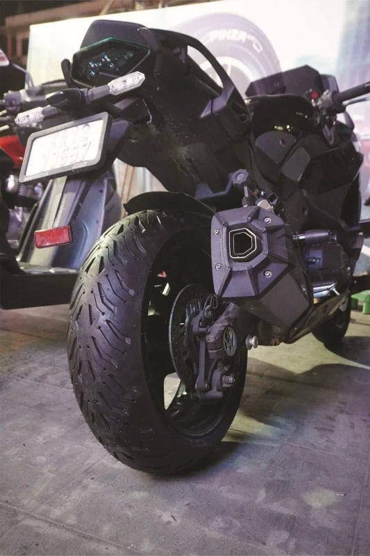 Kawasaki Ninja 1000 installed with the Michelin Road 6 fitment 1