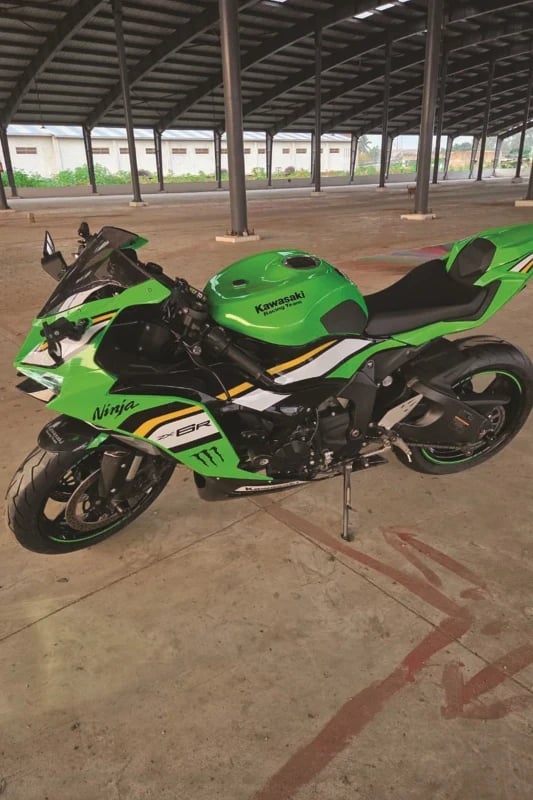 Full Image of Kawasaki ZX6R with Pirelli Diablo Rosso series fitment 4
