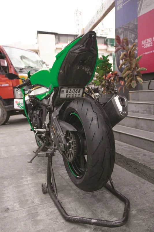 Pirelli Diablo Rosso 4 installed on the Kawasaki ZX6R fitment 2