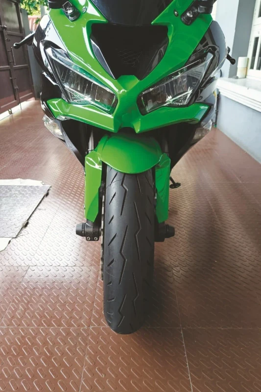 Kawasaki ZX6R installed with the Pirelli Diablo Rosso Series fitment 1