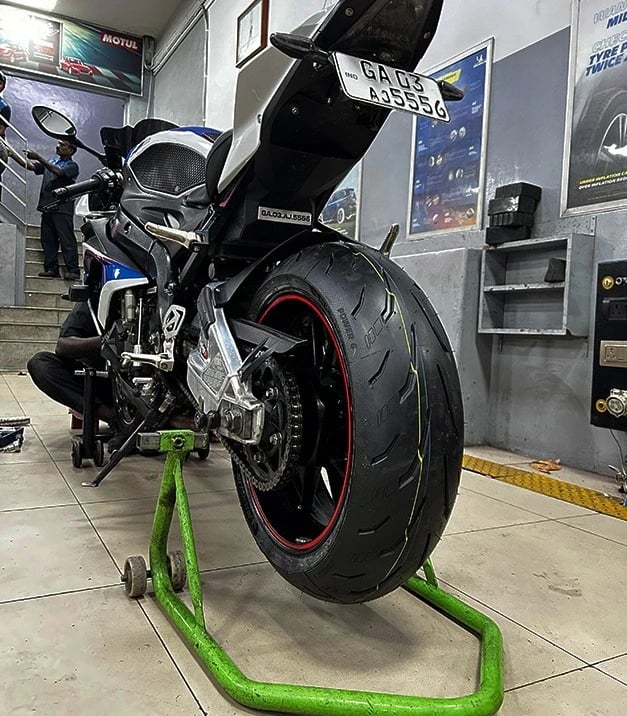 michelin-power-6-real-fitted2 Michelin Power 6 rear tyre fitted on a BMW motorcycle