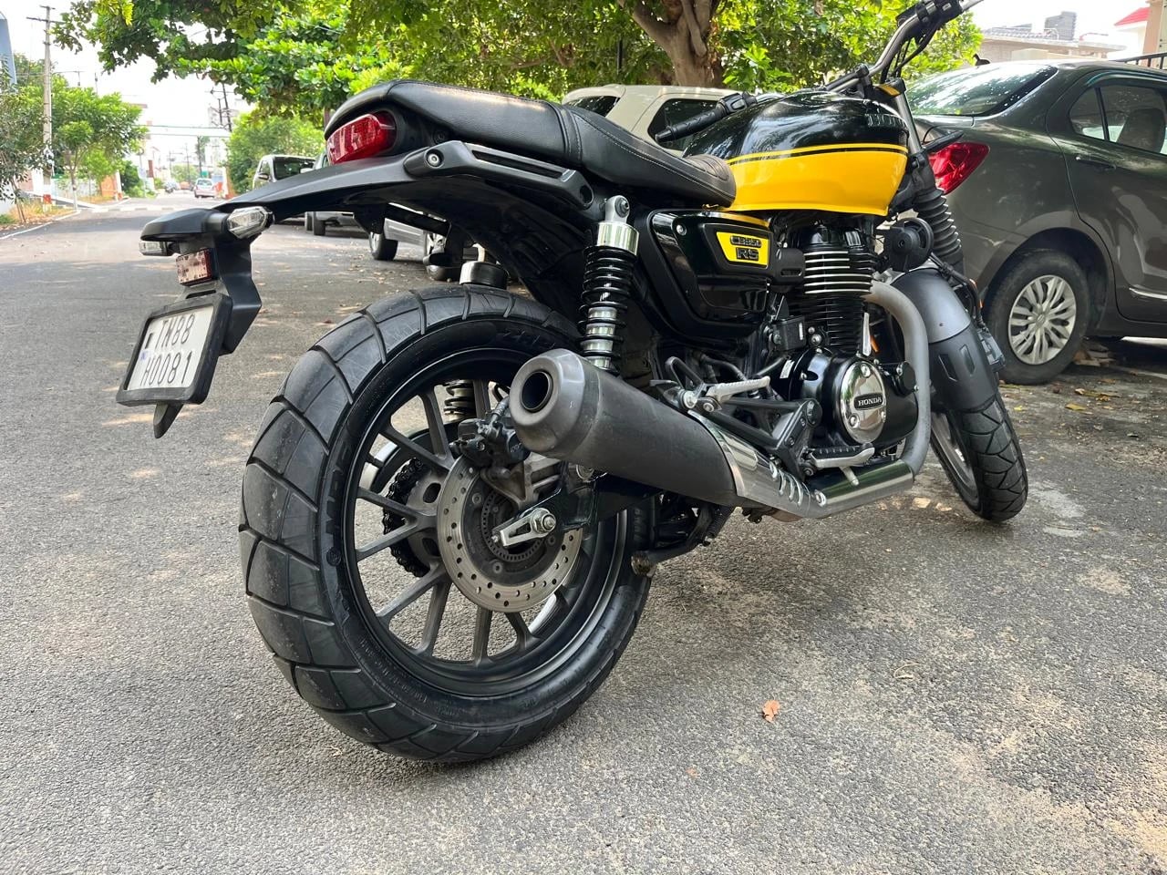 MRF Zapper Kurve 150/70-17 Rear Tyre on Honda CB350RS MRF Zapper Kurve 150/70-17 69H rear tyre fitted on Honda CB350RS