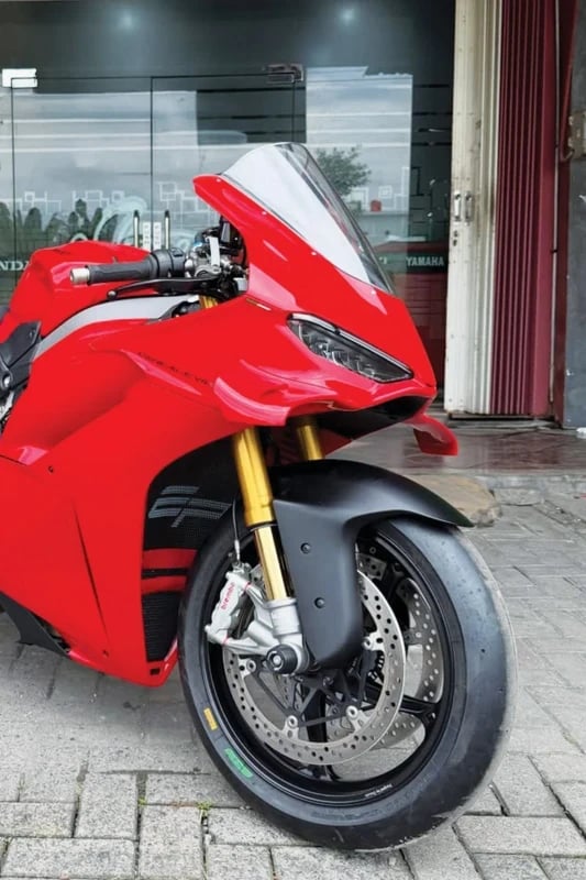 pirelli-superbike-sc1-realfitted4 Red sport motorcycle fitted with Pirelli Superbike SC1 front tyre