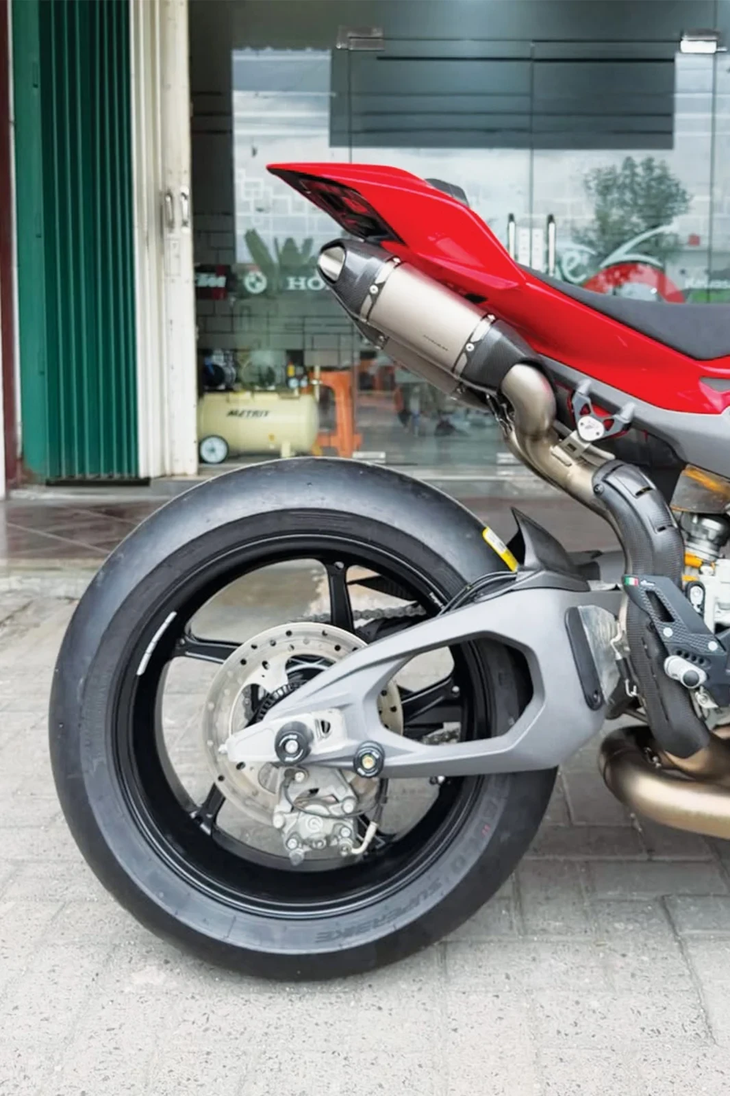 Pirelli Diablo Superbike SC2 fitment 4