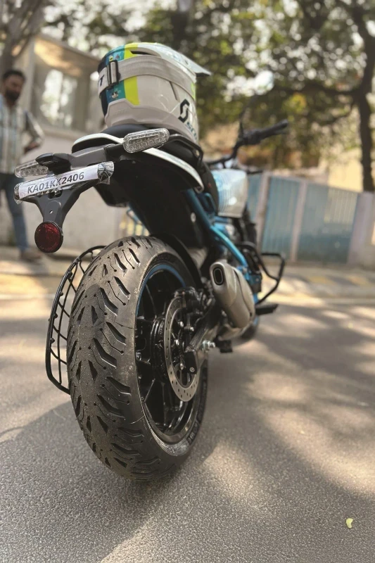 Royal Enfield Guerrilla 450 rear wheel close-up fitment 2