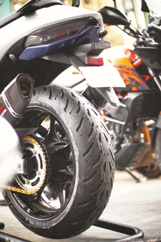 Gen 3 Suzuki Hayabusa installed with the best sports touring tyre Michelin Road 6 fitment 1
