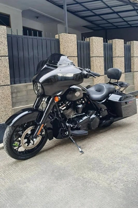 Harley-Davidson Street Glide fitted with touring tyres fitment 1