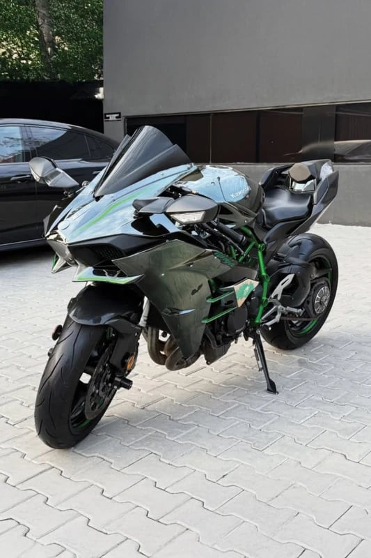 Kawasaki Ninja H2 front tyre fitment 2