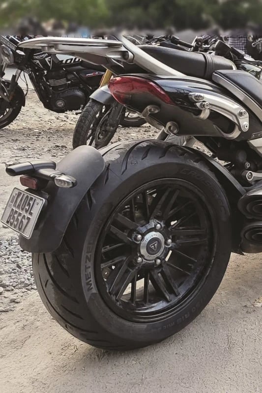 Rear tyre fitment on Triumph Rocket 3